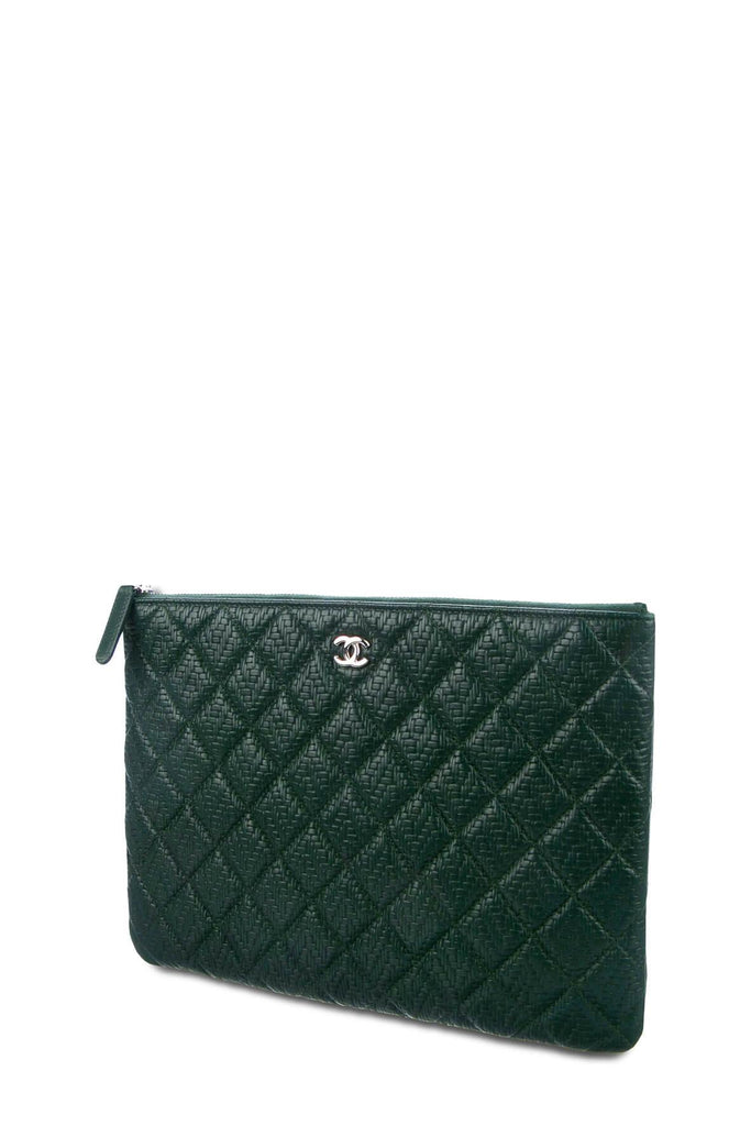 Medium Quilted O Case Clutch Evergreen - CHANEL